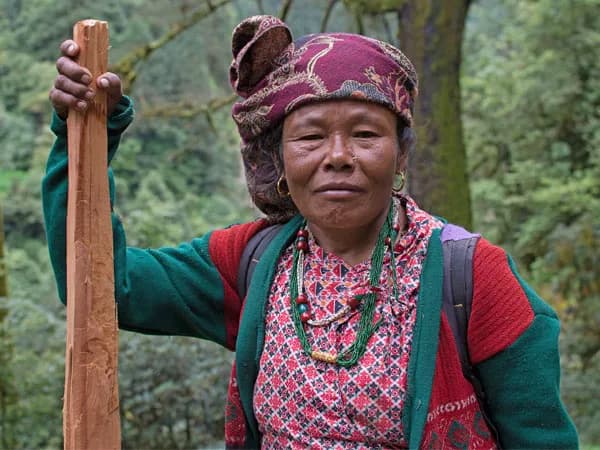a local women on the way to the guerrilla trek trail