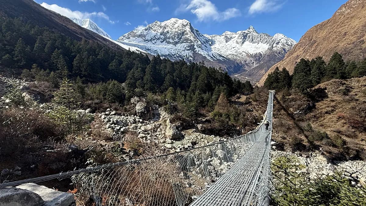 manaslu circuit view with bridges and mountains