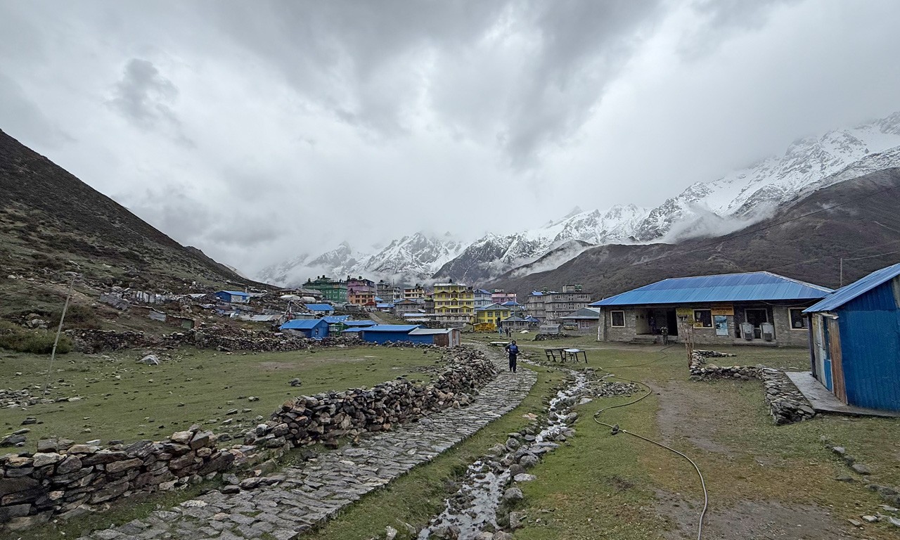 kyanji gomba with the clouds and the snowy mountain bottom view