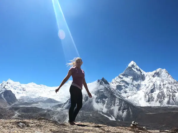 trekker posing on the way to everest