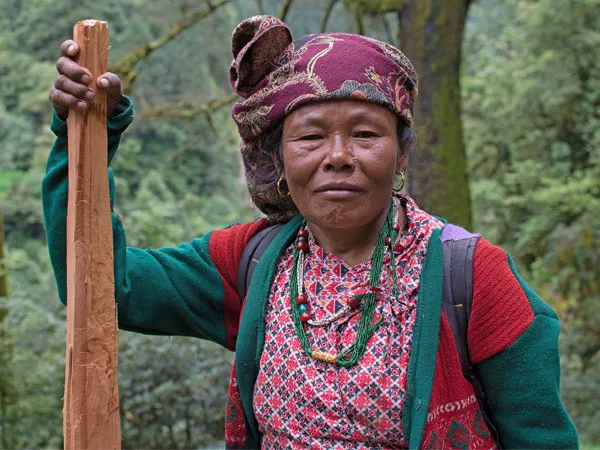 a local women on the way to the guerrilla trek trail