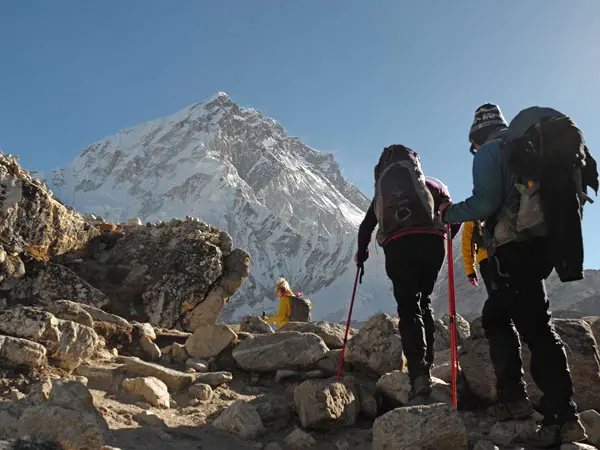 trekkers on the way to everest base camp